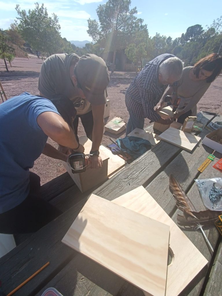 voluntarios montando cajas nido